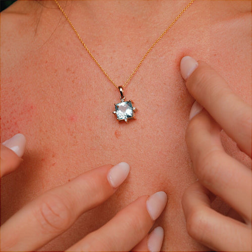 Aquamarine Pendant in Yellow Gold With Diamonds